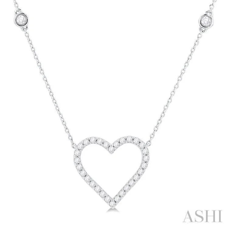 1/2 Ctw Heart Pendant Round Cut Diamond Fashion Station Necklace in 10K White Gold