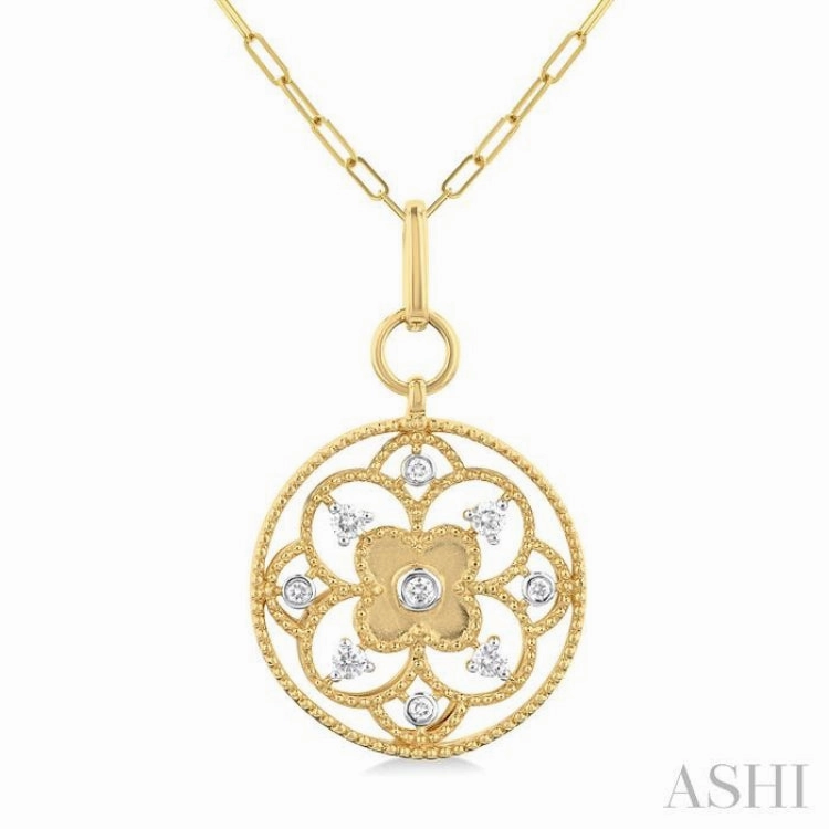 1/4 Ctw Circle Floral Carving Round Cut Diamond Fashion Pendant With Paperclip Chain in 14K Yellow Gold